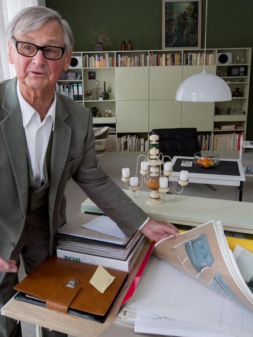 Der bekannte Möbelgestalter Rudolf Horn steht in seiner Wohnung in Leipzig in seinem Arbeitszimmer vor Möbelentwürfen der 1960er/70er Jahre.