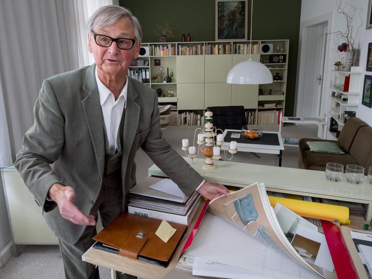 Der bekannte Möbelgestalter Rudolf Horn steht in seiner Wohnung in Leipzig in seinem Arbeitszimmer vor Möbelentwürfen der 1960er/70er Jahre.