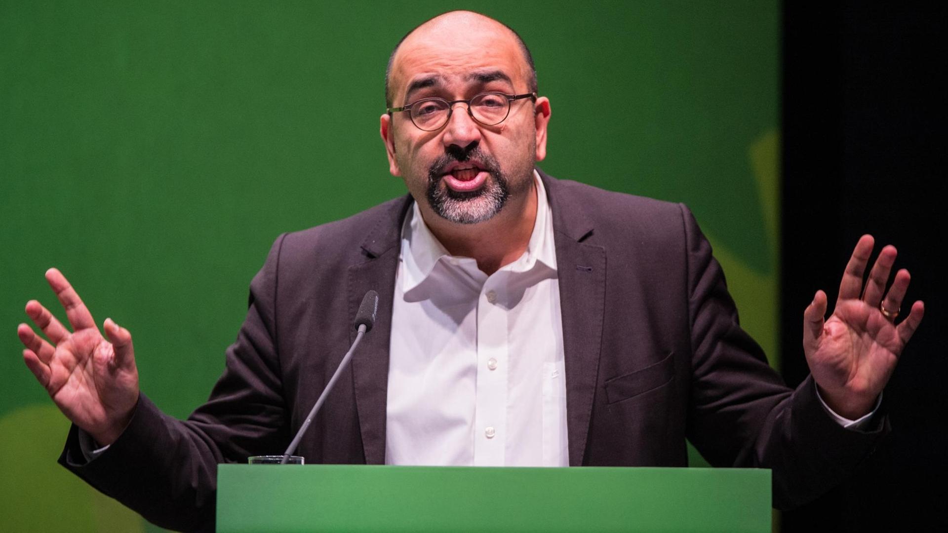 Der Bundestagsabgeordnete Omid Nouripour (BÜNDNIS 90/DIE GRÜNEN) spricht am 26.11.2016 in Gießen (Hessen) auf der Landesmitgliederversammlung der Grünen. Der Bundestagsabgeordnete Omid Nouripour (BÜNDNIS 90/DIE GRÜNEN) spricht am 26.11.2016 in Gießen (Hessen) auf der Landesmitgliederversammlung der Grünen.