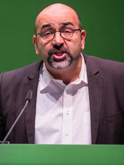 Der Bundestagsabgeordnete Omid Nouripour (BÜNDNIS 90/DIE GRÜNEN) spricht am 26.11.2016 in Gießen (Hessen) auf der Landesmitgliederversammlung der Grünen.