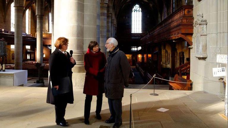 Erhard Eppler mit Dekanin Anne-Kathrin Kruse (links) und Moderatorin Renate Schönfelder in St. Michael - dem Wahrzeichen der Stadt. Erhard Eppler mit Dekanin Anne-Kathrin Kruse (links) und Moderatorin Renate Schönfelder in St. Michael - dem Wahrzeichen der Stadt.