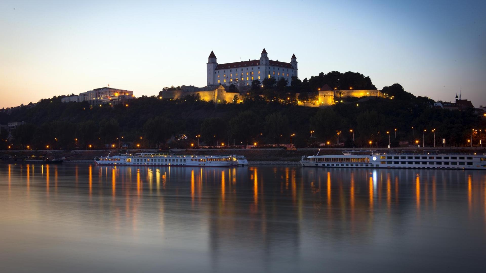Blick auf die Burg Bratislava in der Dämmerung Blick auf die Burg Bratislava in der Dämmerung