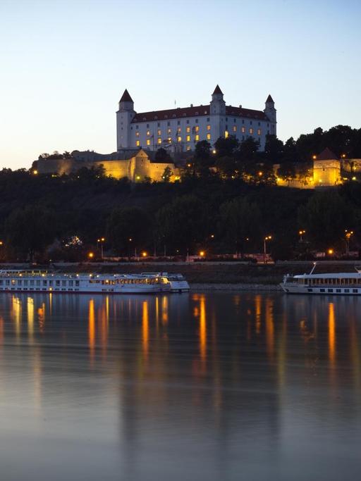 Blick auf die Burg Bratislava in der Dämmerung