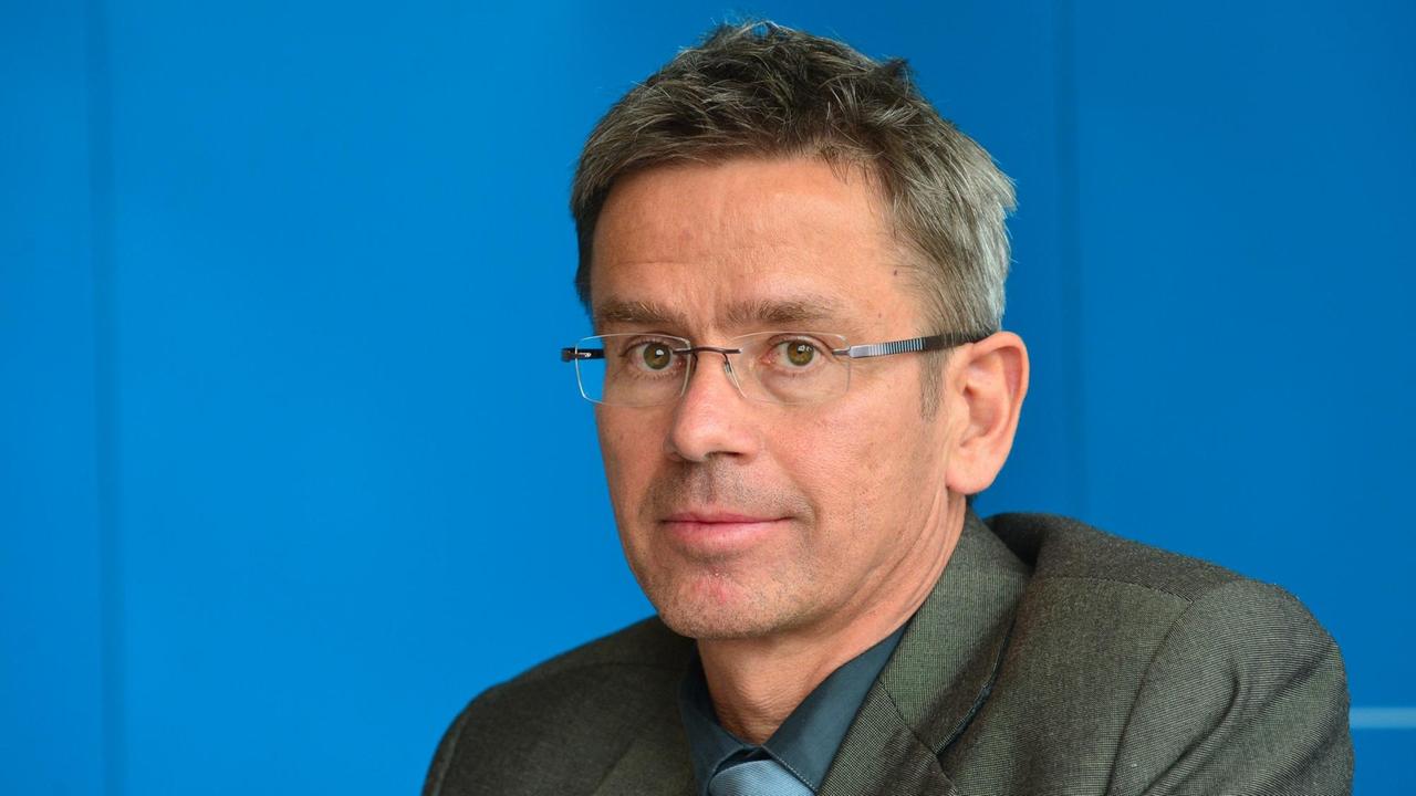 Bei der Thüringer Klimakonferenz sitzt Stefan Rahmstorf vom Potsdam-Institut am 12.05.2014 in Erfurt während einer Pressekonferenz auf dem Podium.