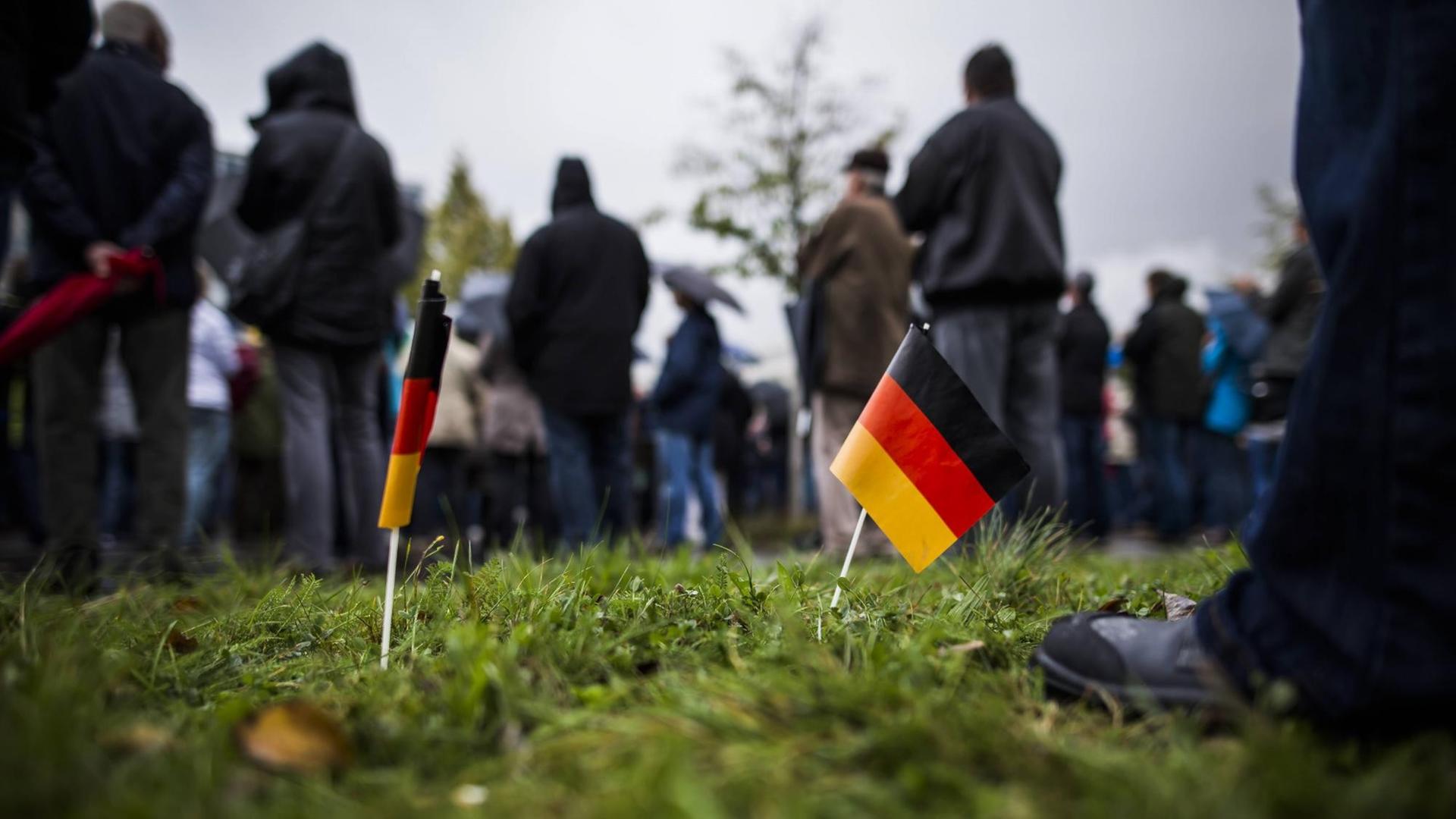Montagsdemo der Pegida-Gruppierung am Tag der Deutschen Einheit in Dresden. Montagsdemo der Pegida-Gruppierung am Tag der Deutschen Einheit in Dresden.