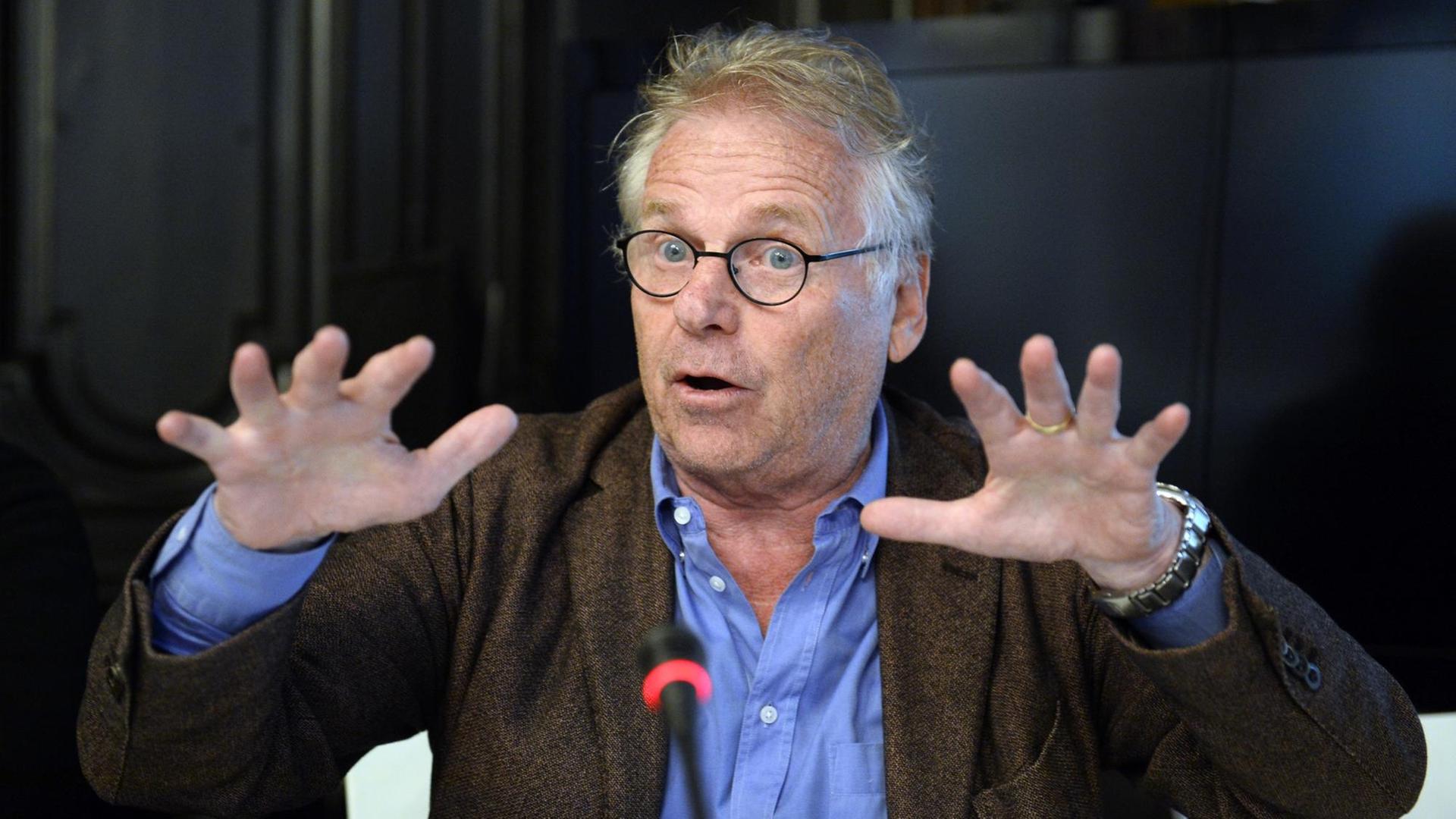 Ds Bild zeigt den deutsch-französischen Grünen-Politiker und früheren Europaparlamentarier Daniel Cohn-Bendit auf einer Konferenz in Paris am 15. April 2016. Er sitzt hiter einem Mikrofon und gestikuliert mit beiden Händen. Ds Bild zeigt den deutsch-französischen Grünen-Politiker und früheren Europaparlamentarier Daniel Cohn-Bendit auf einer Konferenz in Paris am 15. April 2016. Er sitzt hiter einem Mikrofon und gestikuliert mit beiden Händen.
