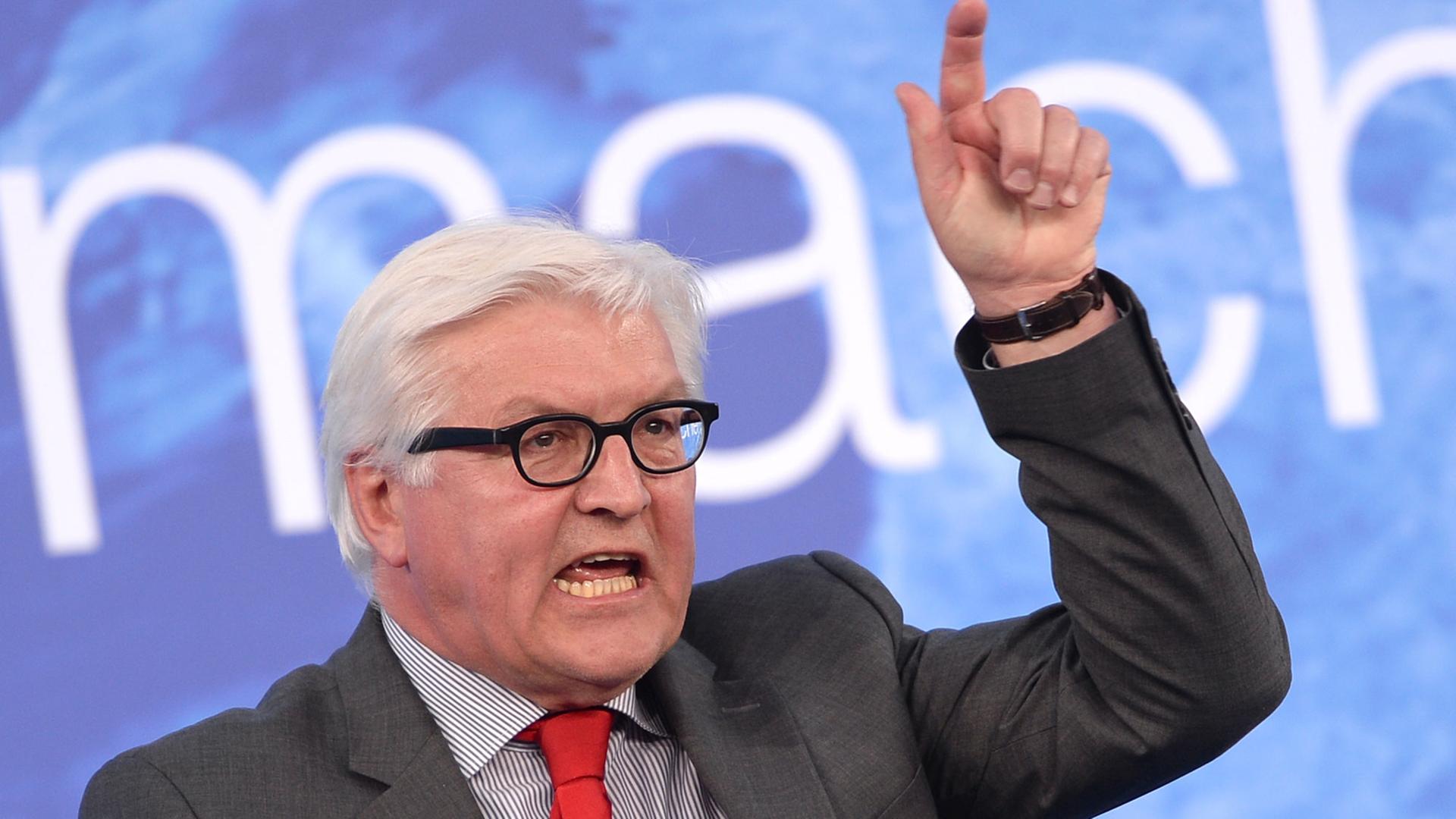 Außenminister Frank-Walter Steinmeier (SPD) spricht am 19.05.2014 auf dem Alexanderplatz in Berlin beim Europawahlkampf der SPD. Außenminister Frank-Walter Steinmeier (SPD) spricht am 19.05.2014 auf dem Alexanderplatz in Berlin beim Europawahlkampf der SPD.