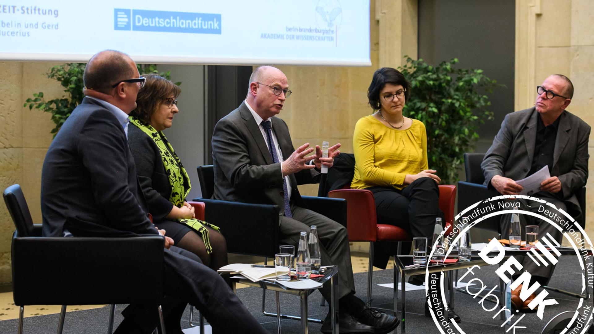 Wissenschaftsfreiheit – eine Erfolgsgeschichte? Podium des 73. Zeitforum Wissenschaft in der BBAW am 19. März 2019 mit Andreas Sentker, Die Zeit, Nadia Al-Bagdadi, CEU, Budapest , Martin Stratmann. Max-Planck- Gesellschaft, Anuscheh Farahat, Friedrich-Alexander-Universität, Erlangen-Nürnberg und Uli Blumenthal, DLF (v.l.n.r.) Wissenschaftsfreiheit – eine Erfolgsgeschichte? Podium des 73. Zeitforum Wissenschaft in der BBAW am 19. März 2019 mit Andreas Sentker, Die Zeit, Nadia Al-Bagdadi, CEU, Budapest , Martin Stratmann. Max-Planck- Gesellschaft, Anuscheh Farahat, Friedrich-Alexander-Universität, Erlangen-Nürnberg und Uli Blumenthal, DLF (v.l.n.r.)