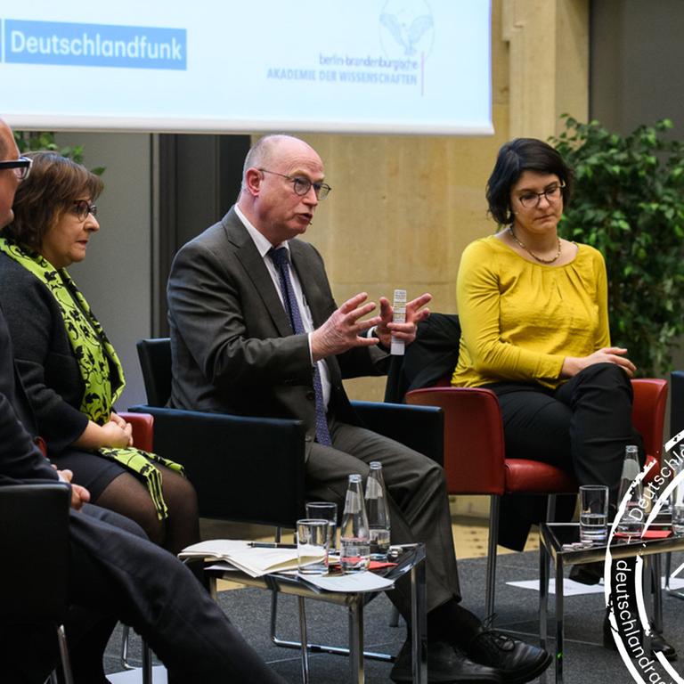 Wissenschaftsfreiheit – eine Erfolgsgeschichte? Podium des 73. Zeitforum Wissenschaft in der BBAW am 19. März 2019 mit Andreas Sentker, Die Zeit, Nadia Al-Bagdadi, CEU, Budapest , Martin Stratmann. Max-Planck- Gesellschaft, Anuscheh Farahat, Friedrich-Alexander-Universität, Erlangen-Nürnberg und Uli Blumenthal, DLF (v.l.n.r.) Wissenschaftsfreiheit – eine Erfolgsgeschichte? Podium des 73. Zeitforum Wissenschaft in der BBAW am 19. März 2019 mit Andreas Sentker, Die Zeit, Nadia Al-Bagdadi, CEU, Budapest , Martin Stratmann. Max-Planck- Gesellschaft, Anuscheh Farahat, Friedrich-Alexander-Universität, Erlangen-Nürnberg und Uli Blumenthal, DLF (v.l.n.r.)