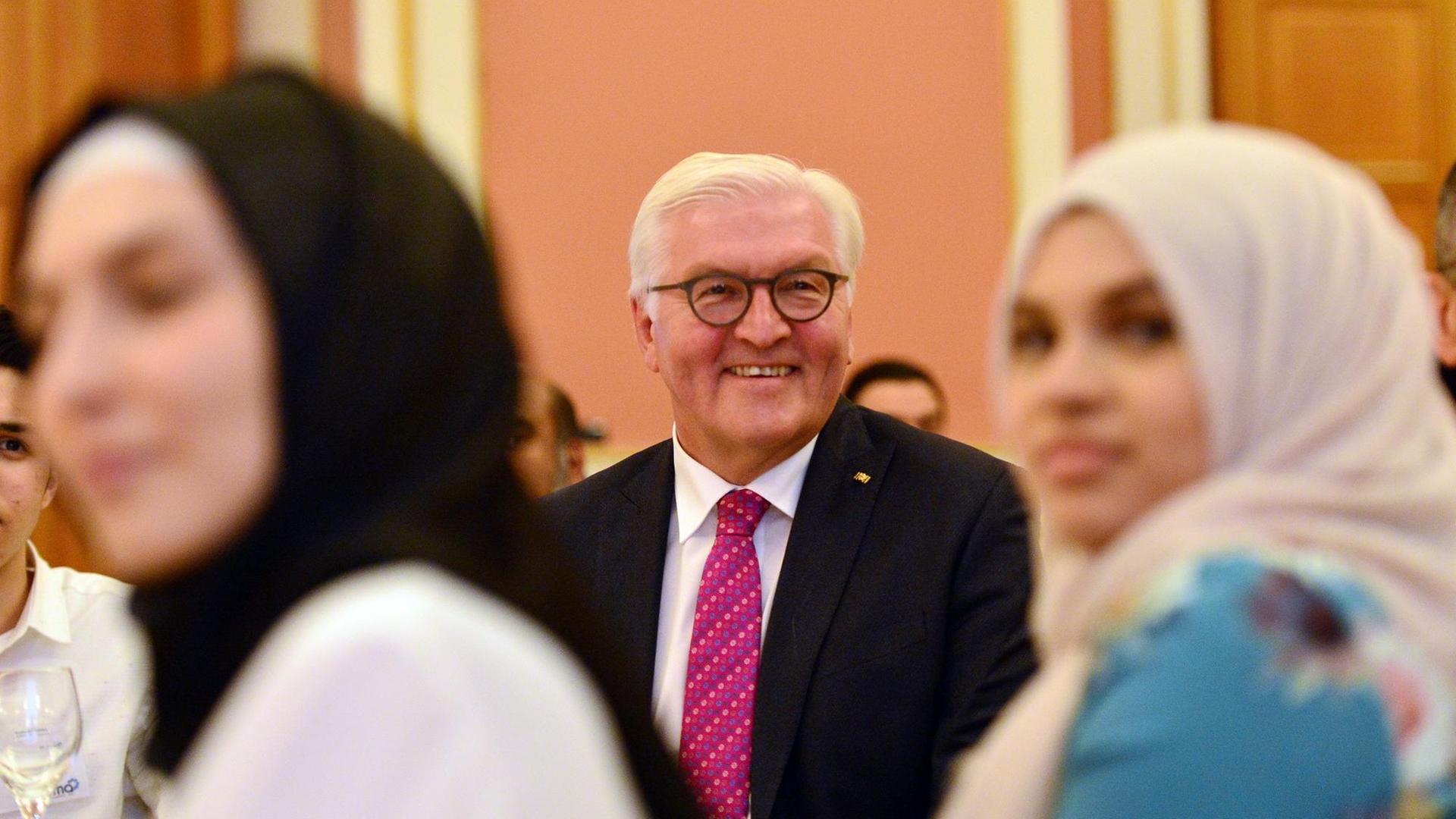 Bundespräsident Frank-Walter Steinmeier nimmt am 10.06.2017 in Berlin am Iftaressen der Initiative Juma teil. Bundespräsident Frank-Walter Steinmeier nimmt am 10.06.2017 in Berlin am Iftaressen der Initiative Juma teil.