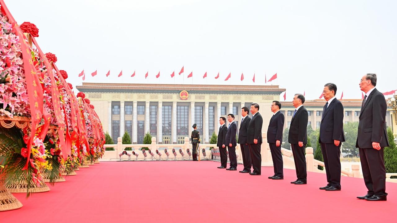 Peking, 30.9.21: Xi Jinping und andere Führer der KP Chinas, Li Keqiang...</p>

                        <a href=