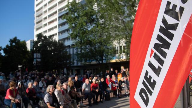 Die Linke" steht auf einem Banner bei der zentralen Wahlkampfveranstaltung der Partei "Die Linke" Berlin