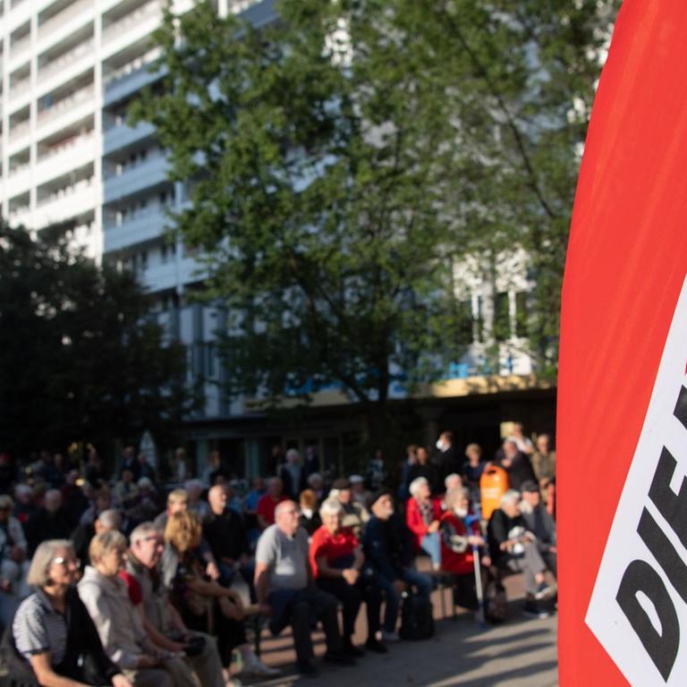 Die Linke" steht auf einem Banner bei der zentralen Wahlkampfveranstaltung der Partei "Die Linke" Berlin