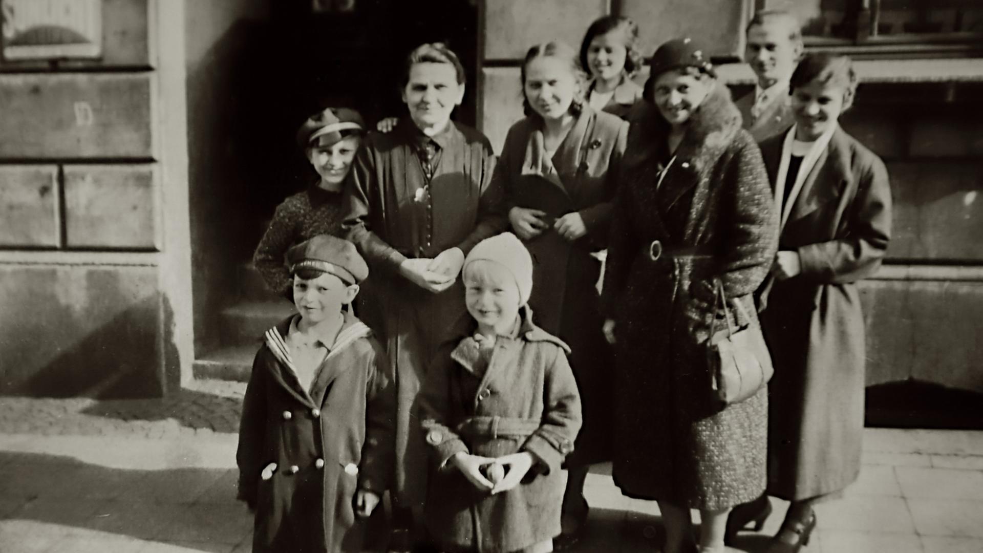 Familie Hartwich 1933 vor ihrem Kolonialwarenladen in Gelsenkirchen. Familie Hartwich 1933 vor ihrem Kolonialwarenladen in Gelsenkirchen.