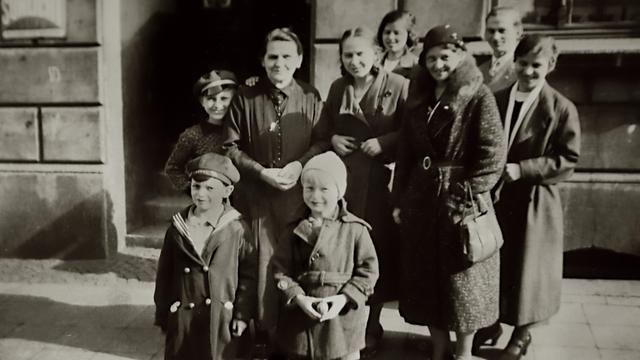 Familie Hartwich 1933 vor ihrem Kolonialwarenladen in Gelsenkirchen.