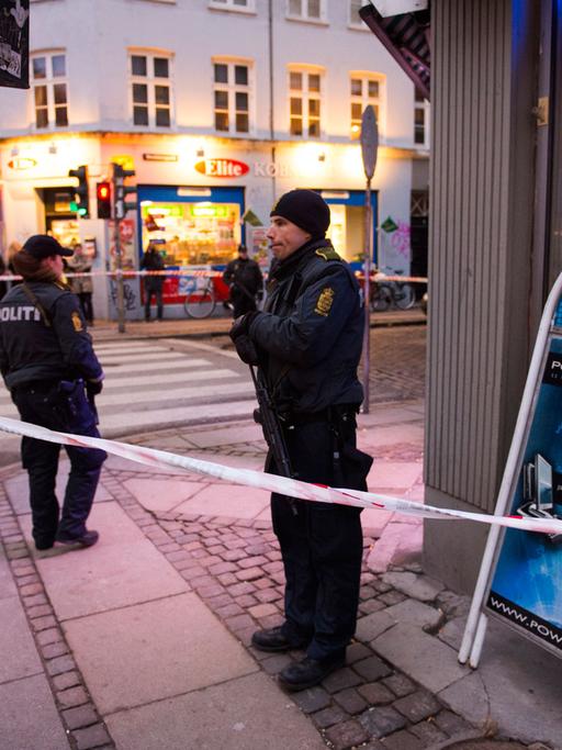 Bewaffnete Polizeibeamte vor einem Internetcafè in Kopenhagen.