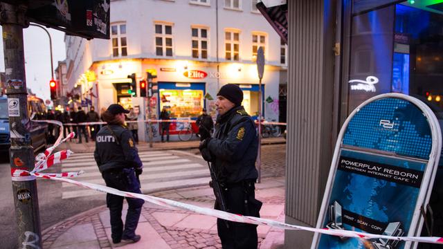 Bewaffnete Polizeibeamte vor einem Internetcafè in Kopenhagen.