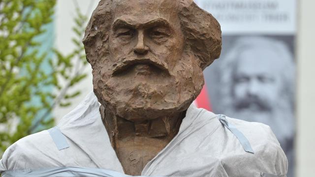 Das Fotol zeigt die noch eingehüllte Karl-Marx-Statue des chinesischen Künstlers Wu Weishan in Trier. Der Kopf von Marx ist aber zu sehen.