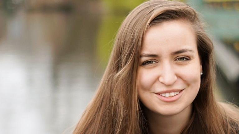 Porträt einer jungen Frau mit langen braunen Haaren. Es handelt sich um die Schauspielerin und Inklusionsberaterin Alina Buschmann. Porträt einer jungen Frau mit langen braunen Haaren. Es handelt sich um die Schauspielerin und Inklusionsberaterin Alina Buschmann.
