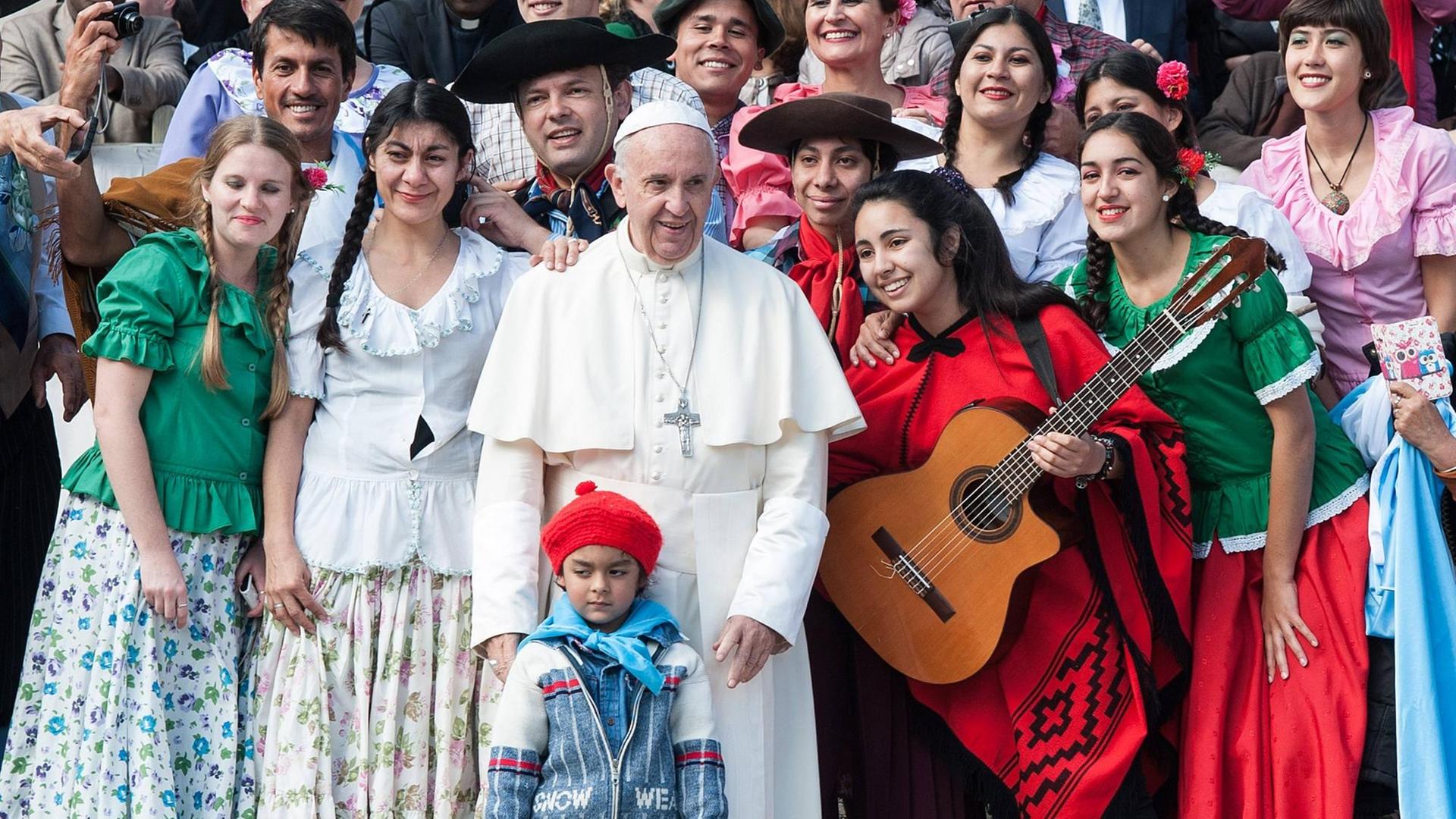 Seit vier Jahren war er nicht mehr in seinem Heimatland: Papst Franziskus mit einer Reisegruppe aus Mercedes, Argentinien Seit vier Jahren war er nicht mehr in seinem Heimatland: Papst Franziskus mit einer Reisegruppe aus Mercedes, Argentinien