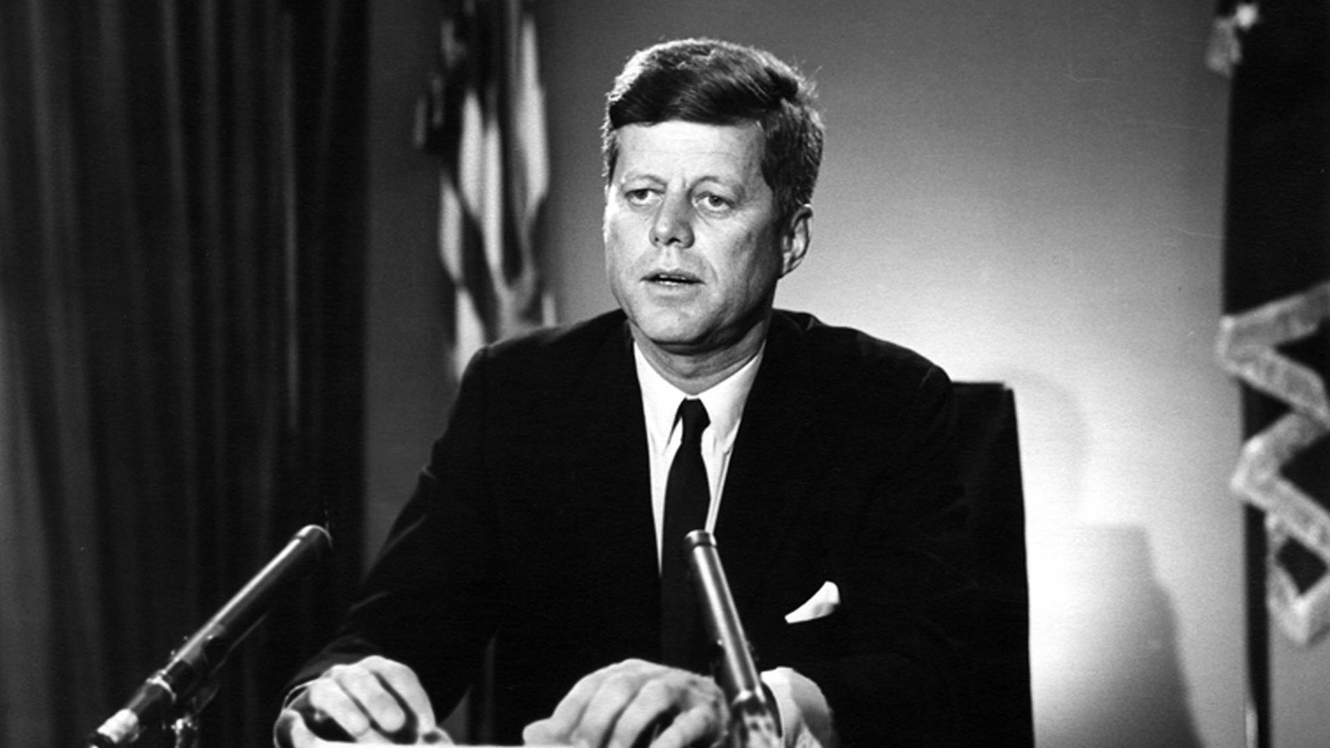 US-Präsident John F. Kennedy während einer Fernseh- und Radioansprache zum Kernwaffenteststopp-Vertrag im Oval Office des Weißen Hauses in Washington D.C.