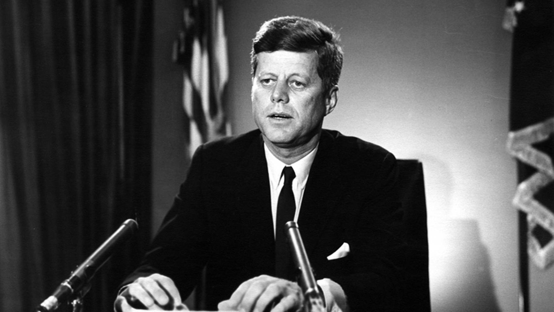 US-Präsident John F. Kennedy während einer Fernseh- und Radioansprache zum Kernwaffenteststopp-Vertrag im Oval Office des Weißen Hauses in Washington D.C. US-Präsident John F. Kennedy während einer Fernseh- und Radioansprache zum Kernwaffenteststopp-Vertrag im Oval Office des Weißen Hauses in Washington D.C.