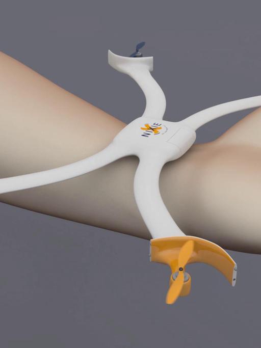 Eine kleine Drohne an einem Handgelenk faltet ihre vier "Flügel" aus.