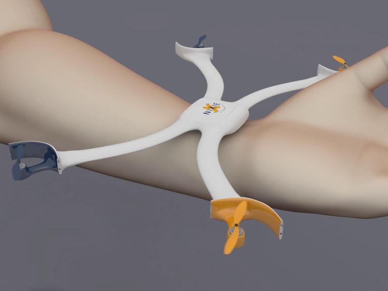 Eine kleine Drohne an einem Handgelenk faltet ihre vier "Flügel" aus.