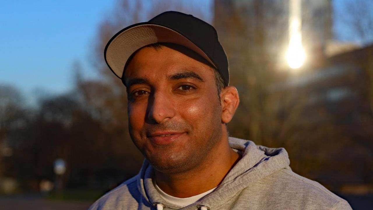 Rabbia Khalil lächelt in die Kamera. Rabbia Khalil lächelt in die Kamera.