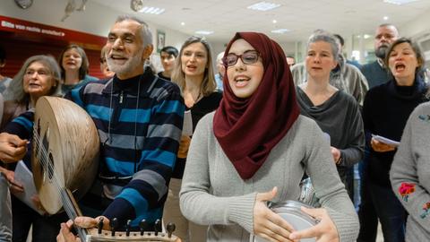 Einheimische und Flüchtlinge singen und musizieren gemeinsam im LaTiDo-Chor.