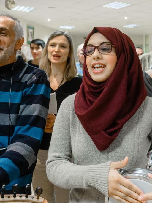 Einheimische und Flüchtlinge singen und musizieren gemeinsam im LaTiDo-Chor.