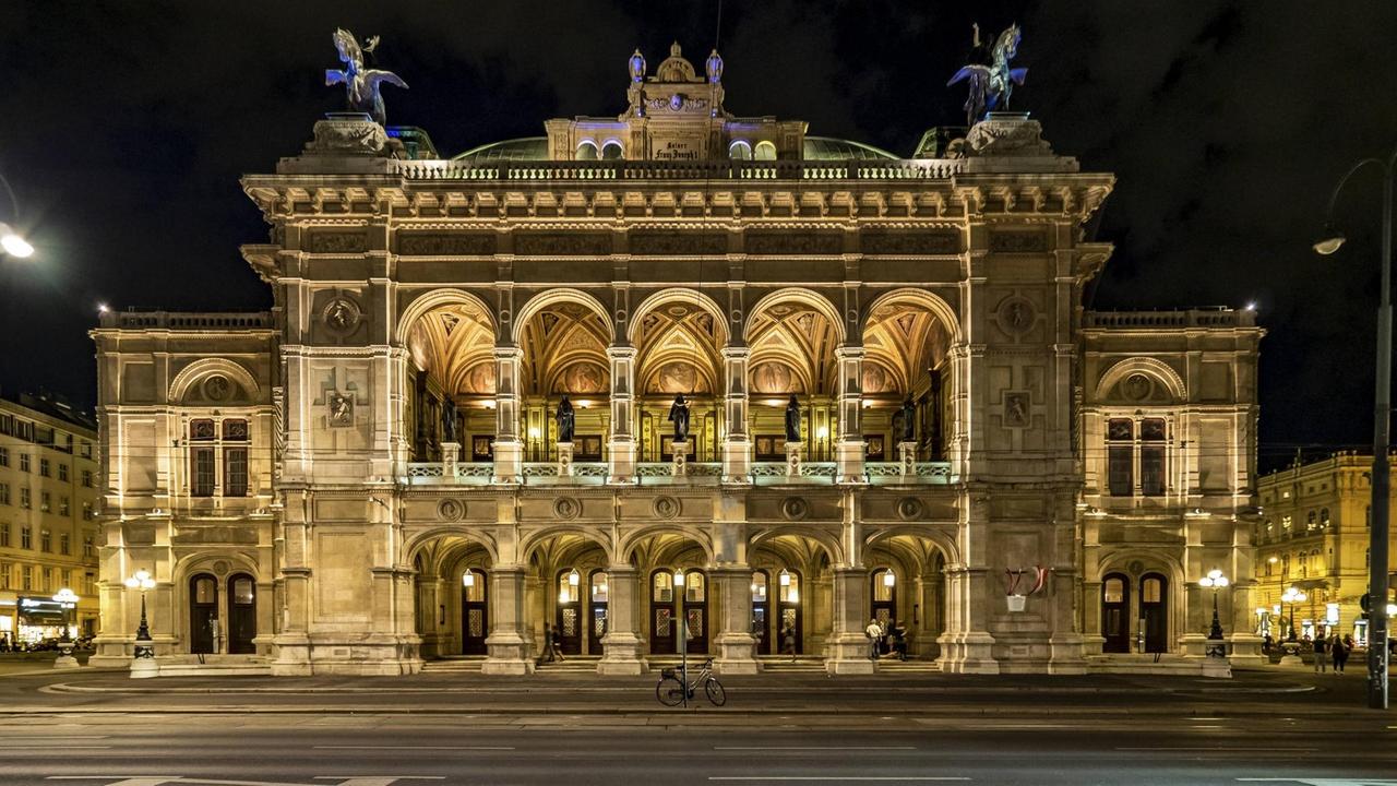 Das angestrahlte Opernhaus in Wien inmitten leerer Straßen. Das angestrahlte Opernhaus in Wien inmitten leerer Straßen.