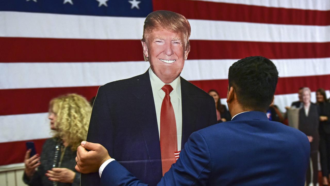 Pappfigur von Donald Trump Pappfigur von Donald Trump