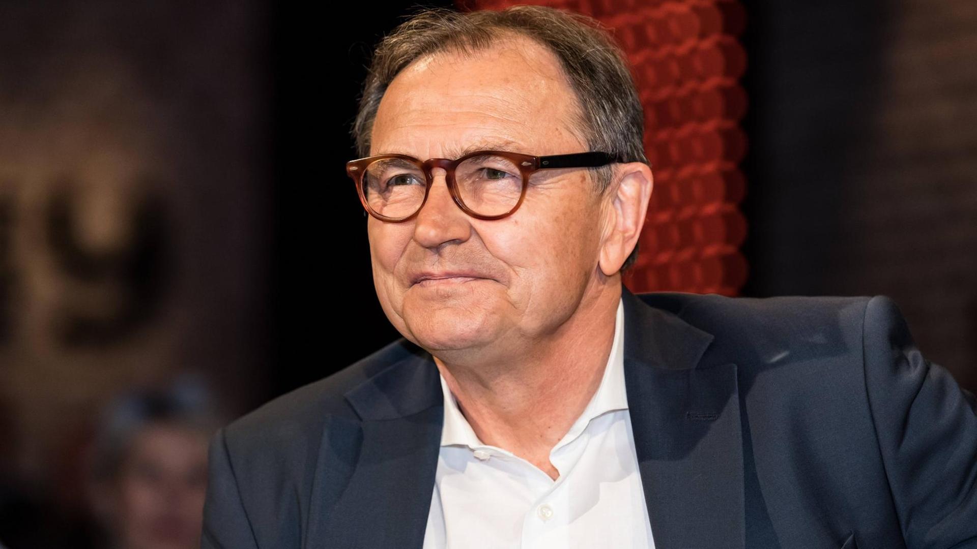 Fußball-Trainer Ewald Lienen hat eine Biographie geschrieben. Fußball-Trainer Ewald Lienen hat eine Biographie geschrieben.