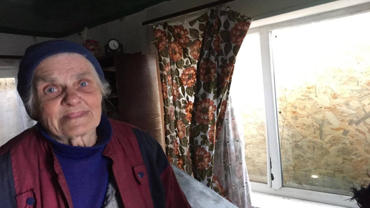 Das Foto zeigt Natalija Mykolajiwna, eine 76-jährige Frau aus dem ostukrainischen Awdijiwka. (Yulia Samus)
Das Foto zeigt Natalija Mykolajiwna, eine 76-jährige Frau aus dem ostukrainischen Awdijiwka. (Yulia Samus)