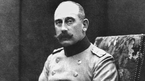 Prinz Max von Baden sitzt in Uniform auf einem Lehnstuhl