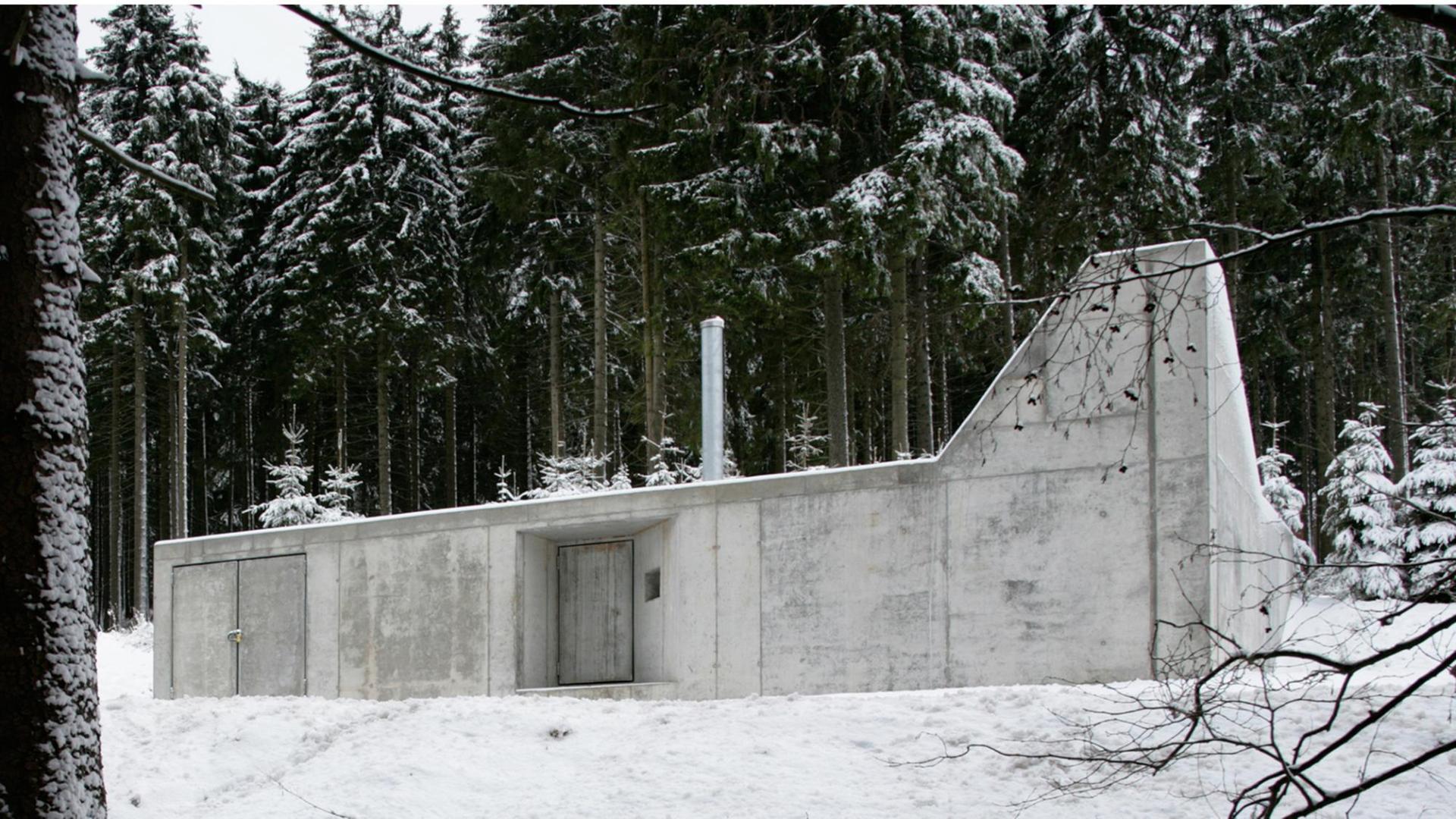 Das Hutznhaisl von AFF Architekten ist von außen ein Betonbunker. Das Hutznhaisl von AFF Architekten ist von außen ein Betonbunker.