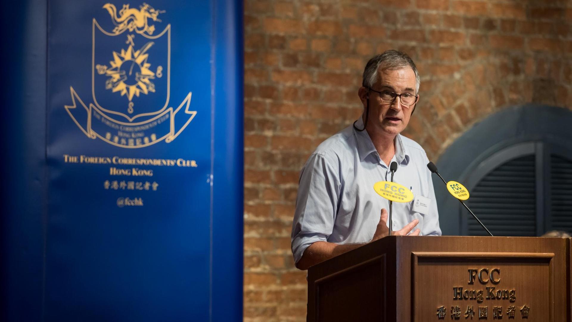 Der britische Journalist Victor Mallet spricht auf der Bühne bei einer Veranstaltung des Clubs ausländischer Korrespondenten in Hongkong. Der britische Journalist Victor Mallet spricht auf der Bühne bei einer Veranstaltung des Clubs ausländischer Korrespondenten in Hongkong.