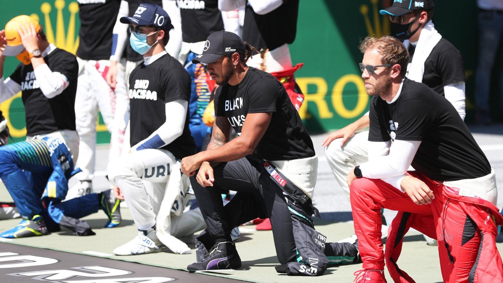 Lewis Hamilton (3.v.r.) und andere Formel-1-Piloten protestieren gegen Rassismus. Lewis Hamilton (3.v.r.) und andere Formel-1-Piloten protestieren gegen Rassismus.