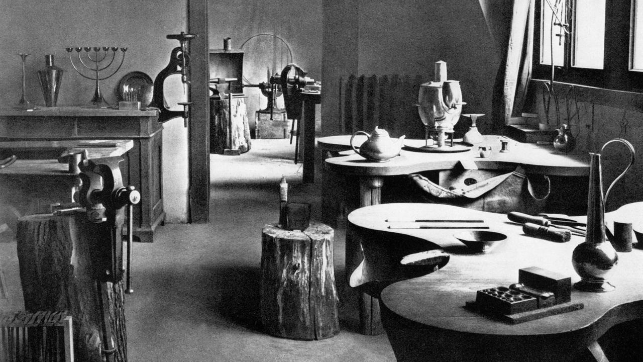"Die Werkstatt. 1923. Formmeister: L.Moholy-Nagy. Technischer Meister: Chr.Dell". - Fotoreproduktion. Aus: Staatliches Bauhaus Weimar 1919-1923.