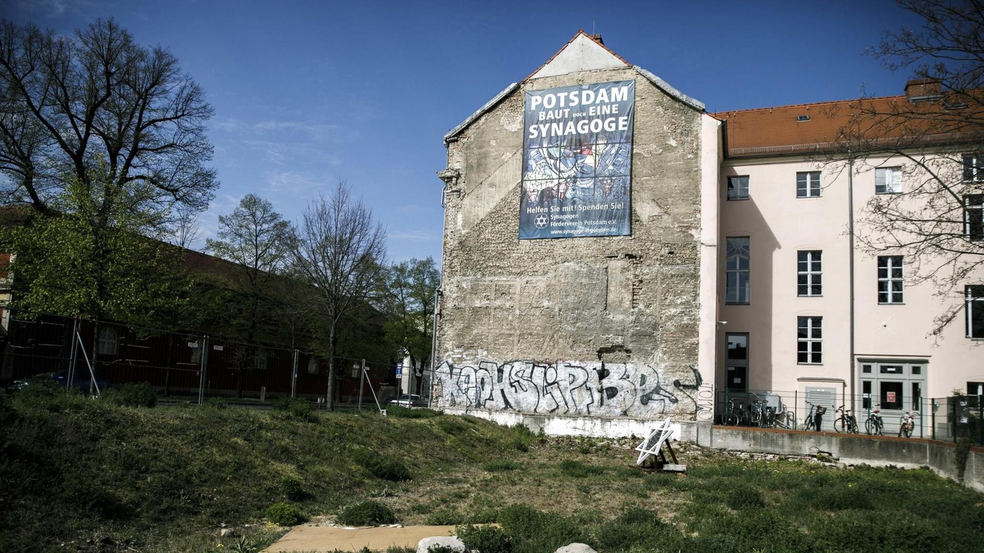 24.04.2020, Brandenburg, Potsdam: An der Mauer eines Wohnhauses hängt ein Plakat mit der Aufschrift "Potsdam baut doch eine Synagoge". Das Grundstück gegenüber dem Filmmuseum war vom Land Brandenburg für den Bau der Neuen Synagoge zur Verfügung gestellt worden. 24.04.2020, Brandenburg, Potsdam: An der Mauer eines Wohnhauses hängt ein Plakat mit der Aufschrift "Potsdam baut doch eine Synagoge". Das Grundstück gegenüber dem Filmmuseum war vom Land Brandenburg für den Bau der Neuen Synagoge zur Verfügung gestellt worden.