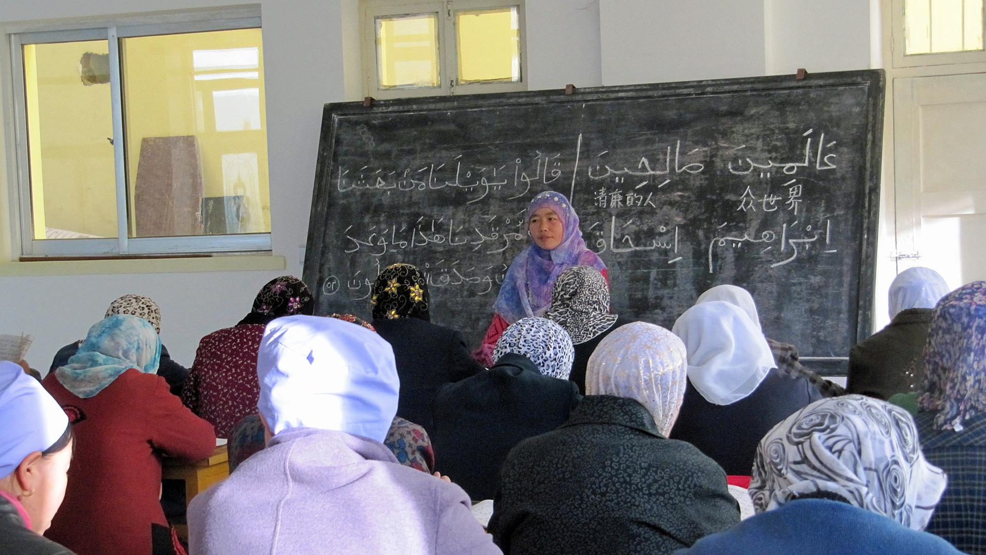 Die Frauenmoschee in Guyuan und der Provinz Ningxia beherbergt auch ein Internat mit Koranschule für Mädchen. Die Frauenmoschee in Guyuan und der Provinz Ningxia beherbergt auch ein Internat mit Koranschule für Mädchen.