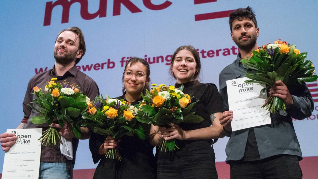 Die Gewinner des 25. "Open Mike"-Wettbewerbs: Mariusz Hoffmann (v.l.n.r.), Ronya Othmann, Baba Lussi, Ralph Tharayil. Die Gewinner des 25. "Open Mike"-Wettbewerbs: Mariusz Hoffmann (v.l.n.r.), Ronya Othmann, Baba Lussi, Ralph Tharayil.