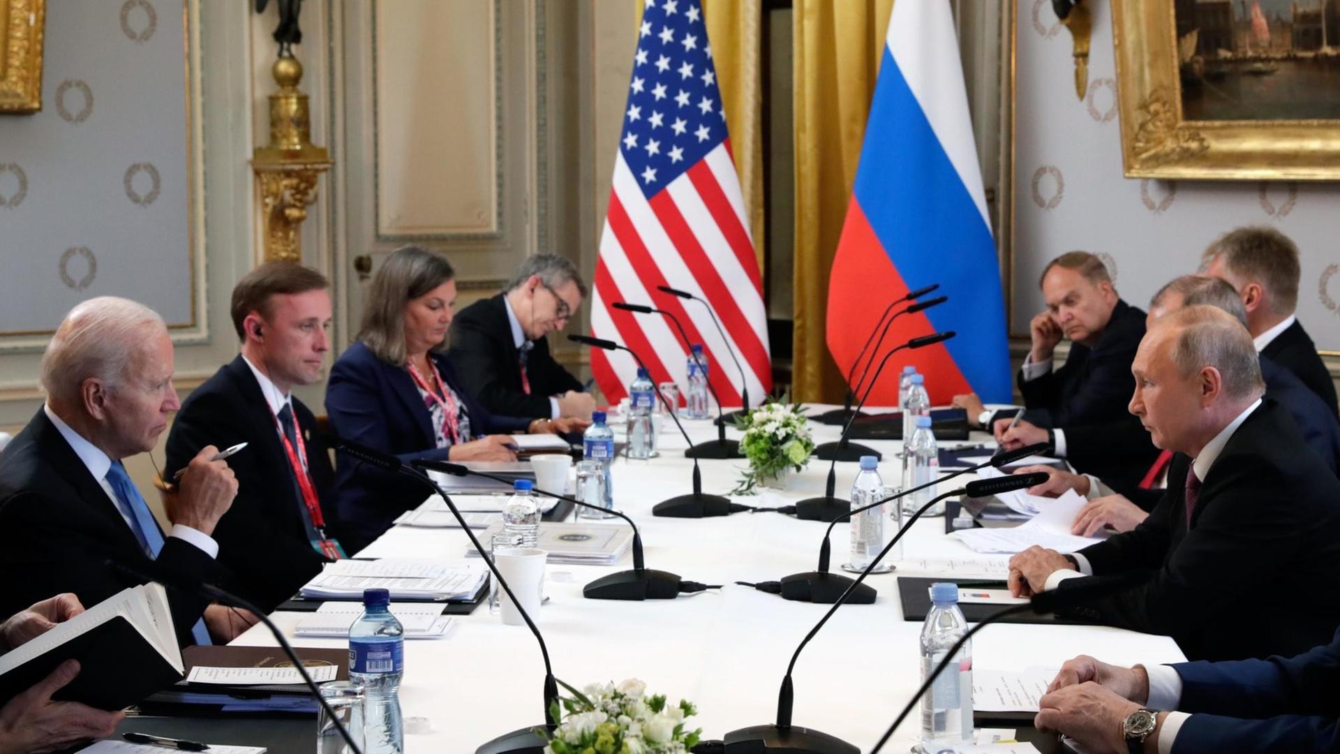 Schweiz, Genf: Joe Biden (l), Präsident der USA, und Wladimir Putin, Präsident von Russland (r), unterhalten sich während ihres Treffens in der "Villa la Grange".