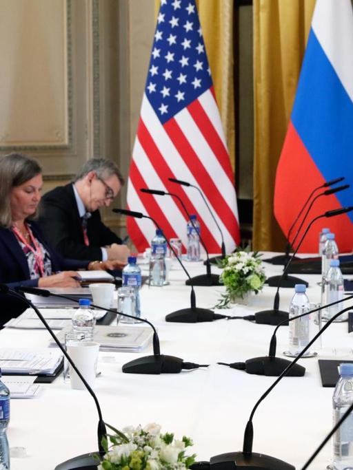 Schweiz, Genf: Joe Biden (l), Präsident der USA, und Wladimir Putin, Präsident von Russland (r), unterhalten sich während ihres Treffens in der "Villa la Grange".