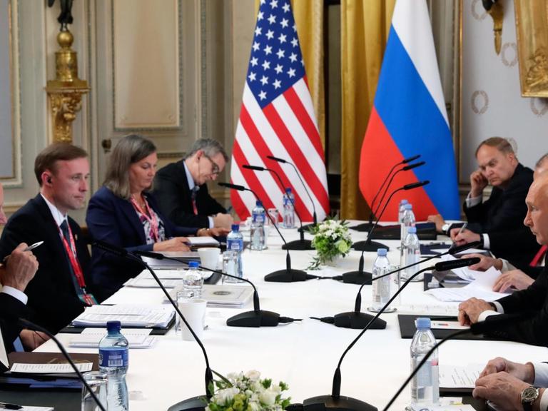 Schweiz, Genf: Joe Biden (l), Präsident der USA, und Wladimir Putin, Präsident von Russland (r), unterhalten sich während ihres Treffens in der "Villa la Grange".