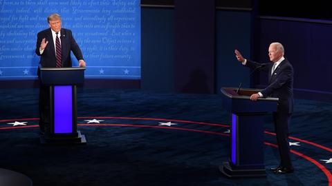 Screenshot aus dem TV-Studio: Debatte zwischen Donald Trump und Joe Biden.