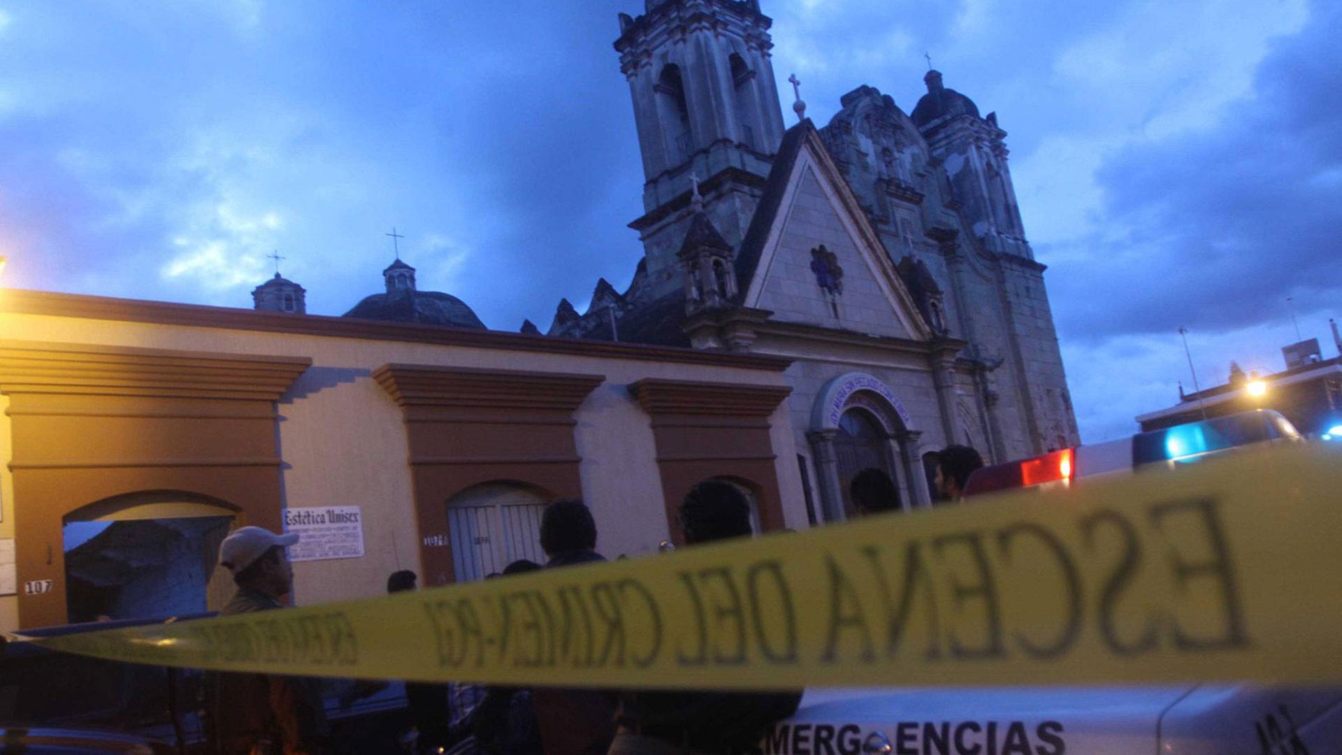 Bild von Ermittlungen, nachdem am Vortag der Prieser Carlos Salvador Wotto in der Stadt Oaxaca im mexikanischen Bundesstaat gleichen Namens in seiner Wohnung tot aufgefunden wurde. Er war an den Händen gefesselt und durch Hieb- und Stichwaffen verletzt. Bild von Ermittlungen, nachdem am Vortag der Prieser Carlos Salvador Wotto in der Stadt Oaxaca im mexikanischen Bundesstaat gleichen Namens in seiner Wohnung tot aufgefunden wurde. Er war an den Händen gefesselt und durch Hieb- und Stichwaffen verletzt.