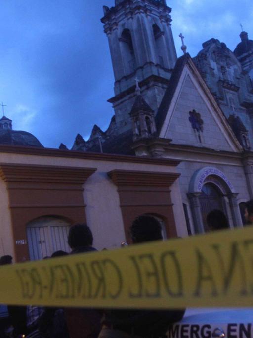 Bild von Ermittlungen, nachdem am Vortag der Prieser Carlos Salvador Wotto in der Stadt Oaxaca im mexikanischen Bundesstaat gleichen Namens in seiner Wohnung tot aufgefunden wurde. Er war an den Händen gefesselt und durch Hieb- und Stichwaffen verletzt.