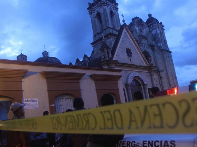Bild von Ermittlungen, nachdem am Vortag der Prieser Carlos Salvador Wotto in der Stadt Oaxaca im mexikanischen Bundesstaat gleichen Namens in seiner Wohnung tot aufgefunden wurde. Er war an den Händen gefesselt und durch Hieb- und Stichwaffen verletzt.